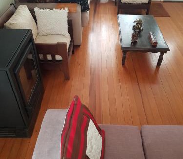 Cambara do Sul Casa | Casa Aurora, Completa, no Centro, Cercada, 130m quadrados, 11 Pessoas, Wi-Fi, 3 Quartos, Cozinha e Sala Integrados, 2 Banheiros, Varanda, Garagem Coberta 1 carro, Estacionamento Interno 3 Carros, Churrasqueira, Lareira de Alta Performance, Fogão de Ferro