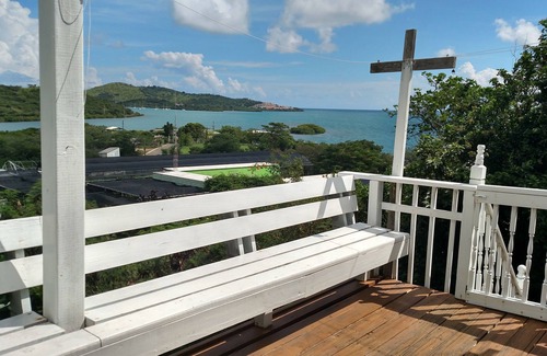 Culebra Pueblo Casa | Casa Azul ~ Hermosas vistas de la bahía para ver salir y ponerse el sol. WiFi y equipo de playa