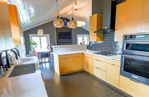 Chapin Casa | Casa Azul - Lake Murray - Close in - Spa like baths - New Dock