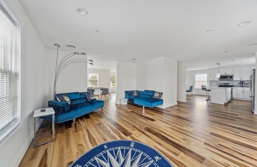 Freeport's Nautical Mile Casa | Casa Azul new modern 4.5 bd rm 2.5 bthrm getaway steps from nautical mile marina