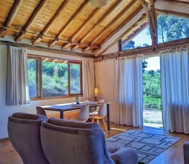 Aiuruoca Casa | Casa Azul no Vale Matutu, Vista incrível e aconchego