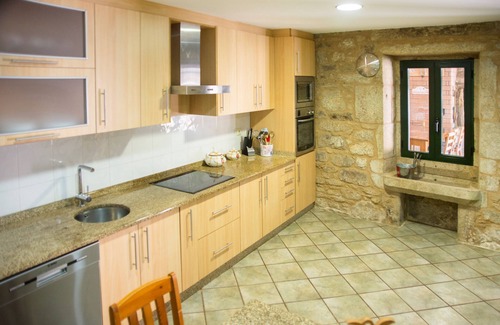 Cuntis Casa | Casa Belai en entorno rural con piscina, zona barbacoa y salón chimenea.