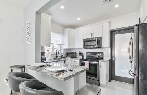 Coral Way Casa | Casa Belle 3br W Pool & Bbq 10 Mins To Beach