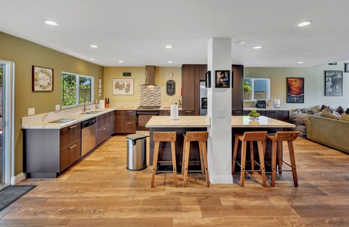 Ivey Ranch - Rancho Del Oro Casa | Casa Blackhawk family friendly huge open floor plan for your beach town getaway