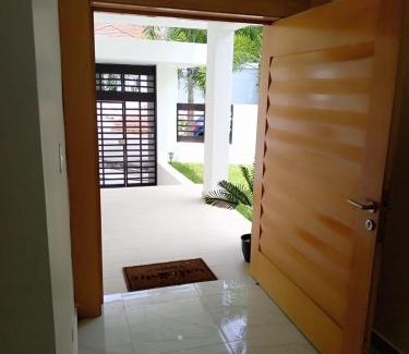 Cerros de Arroyo Hondo III Villa | Casa blanca