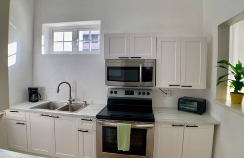 Miramar Casa | Casa Blanca in the Heart of Miramar