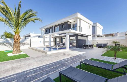 Puerto Marino Villa | Casa Bos Dolphin Pool Jacuzzi 6p