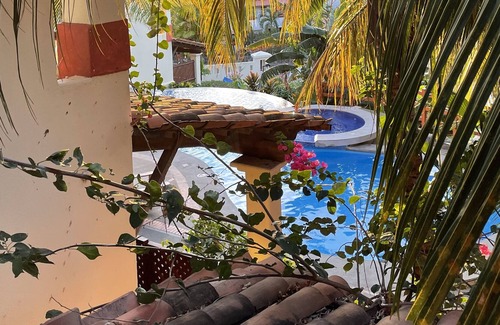 Coco Sunset Hills Condominio | Casa Buena - Retiro relajante junto a la piscina
