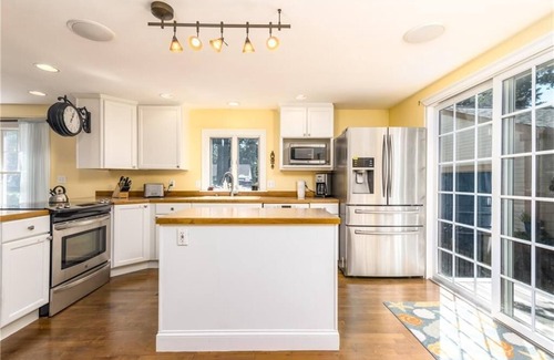 Saunderstown Casa | Casa Calypso-10 minutes to Newport and Narragansett. Walk to beach!