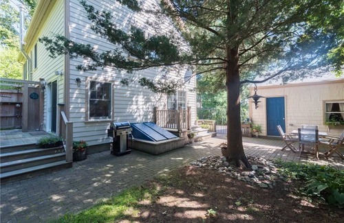 Saunderstown Casa | Casa Calypso-10 minutes to Newport and Narragansett. Walk to beach!
