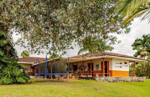 Alegrias Casa | Casa Campestre con Jacuzzi y 4 habitaciones en Pereira