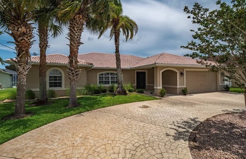 Palm Harbor Casa | Casa Canal: Waterfront Pool & Spa Retreat