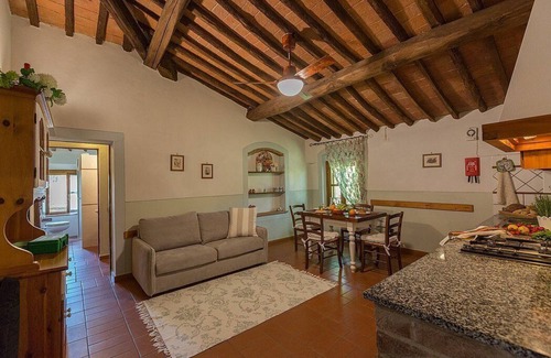 Peccioli Casa | Casa Canarino A: Un encantador apartamento rodeado de prados y verdes colinas.