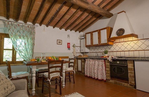 Peccioli Casa | Casa Canarino A: Un encantador apartamento rodeado de prados y verdes colinas.