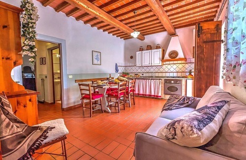 Peccioli Casa | Casa Canarino E: Un acogedor apartamento rodeado de vegetación.