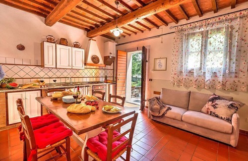 Peccioli Casa | Casa Canarino E: Un acogedor apartamento rodeado de vegetación.