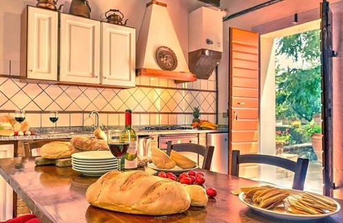 Peccioli Casa | Casa Canarino E: Un acogedor apartamento rodeado de vegetación.