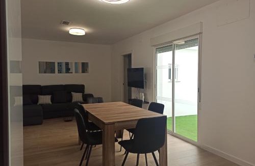 Sagunto Casa | Casa cerca de la playa con patio y garaje privado