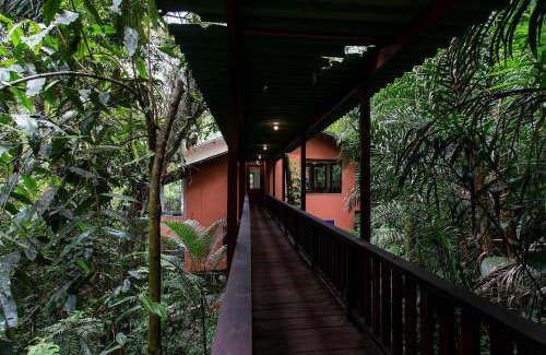 Cidade Jardim Tom Casa | Casa com área gourmet em condomínio perto da praia
