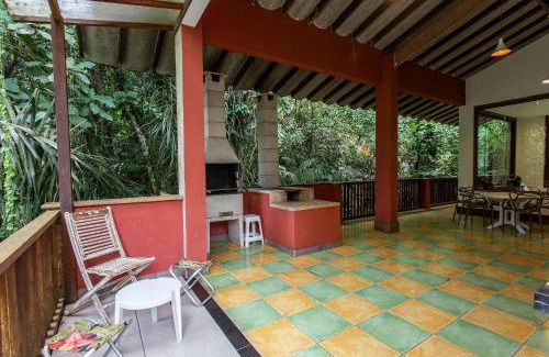 Cidade Jardim Tom Casa | Casa com área gourmet em condomínio perto da praia