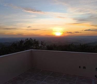 Nova Nazare Casa | Casa com 3 suítes, terraço com churrasqueira e vista para o vale