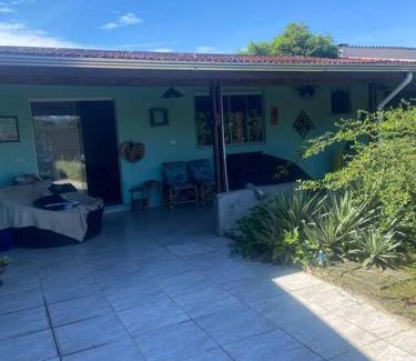 Pontal do Parana Apartamento | Casa com piscina a 500 metros da praia
