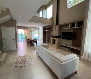 Sambaqui Casa | Casa com piscina, frente ao mar