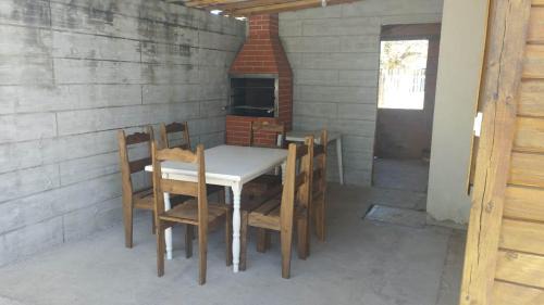 Matinhos Casa | Casa com Piscina Tv e Wi-fi, pertinho do Mar