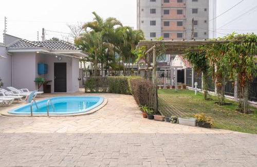 Itacolomi Casa | Casa Completa com Piscina Churrasqueira Sinuca Wi-Fi e Garagem para 4 Carros a 350m da Praia Acomoda 12 Pessoas, 4 Quartos com Ar-Condicionado
