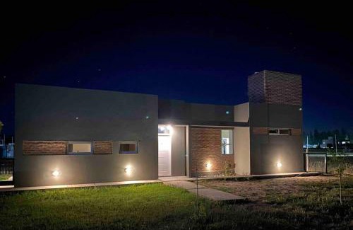 General Roca Casa | Casa con pileta y parrilla en barrio privado, 2 dormitorios