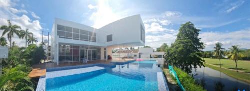 Girardot Casa | Casa con piscina y campo de golf