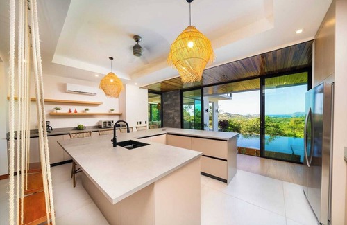 Santa Barbara Casa | 4 cuarto. 6 camas 3.5 baños. Dentro de la exclusiva comunidad Mar Vista. Piscina privada, amplias áreas comunes y todo lo que necesitas para una estancia inolvidable. Perfecto para grupos grandes o múltiples familias. A 4 minutos en auto de playa