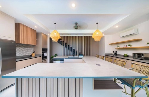 Santa Barbara Casa | 4 cuarto. 6 camas 3.5 baños. Dentro de la exclusiva comunidad Mar Vista. Piscina privada, amplias áreas comunes y todo lo que necesitas para una estancia inolvidable. Perfecto para grupos grandes o múltiples familias. A 4 minutos en auto de playa