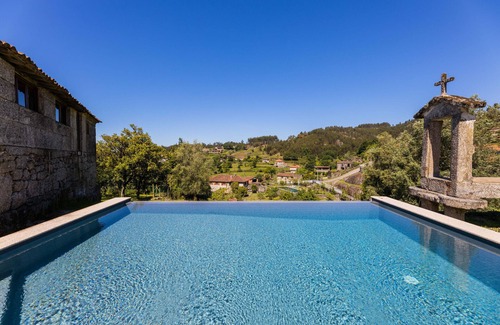 Guilhofrei Casa | Casa da Capela - House with infinity pool by House and People