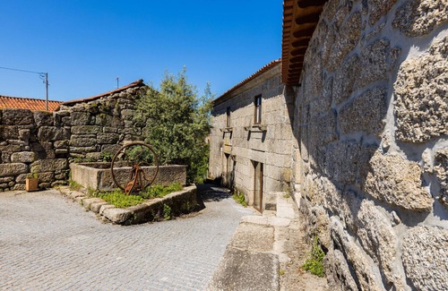 Guilhofrei Casa | Casa da Capela - House with infinity pool by House and People