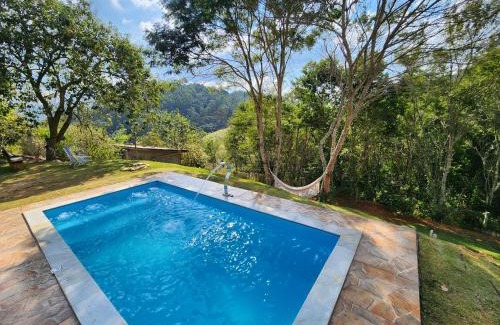 Sapucai-Mirim Chalet De Esquí | Casa Da Floresta Cercada com Piscina