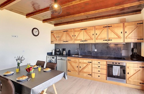 Prazeres Casa | Casa da Felicidade by LovelyStay