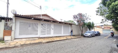 Goiania Casa | Casa da vovó, 3 quartos, jardim e 2 vagas de garagem