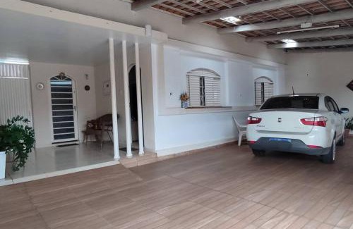 Goiania Casa | Casa da vovó, 3 quartos, jardim e 2 vagas de garagem