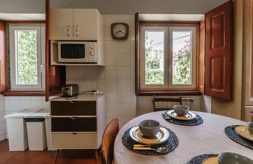 Covilha Cabaña | Casa das Essências, Country House in the City