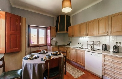 Covilha Cabaña | Casa das Essências, Country House in the City