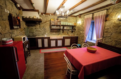 Guilhofrei Cabaña | CASA das Leiras. Where silence speaks and calm inspires!