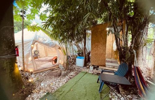 Homestead Otro | Casa de Campaña en la Pequeña Selva by Legnalife