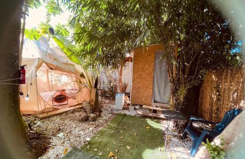 Homestead Otro | Casa de Campaña en la Pequeña Selva by Legnalife