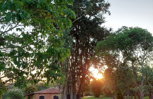 Sarapui Cabaña | Casa de Campo. Natureza Exuberante, Wi-fi, Hidromassagem, Piscina. Pet Friendly!