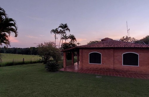 Sarapui Cabaña | Casa de Campo. Natureza Exuberante, Wi-fi, Hidromassagem, Piscina. Pet Friendly!