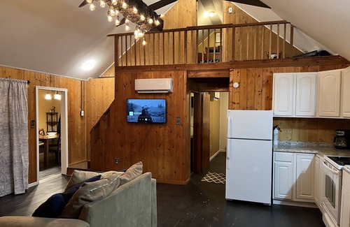 East Stroudsburg Cabina | Casa de Carmen! 3 bedroom Modern Cabin with a view and HOT TUB!