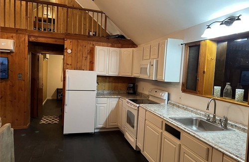 East Stroudsburg Cabina | Casa de Carmen! 3 bedroom Modern Cabin with a view and HOT TUB!