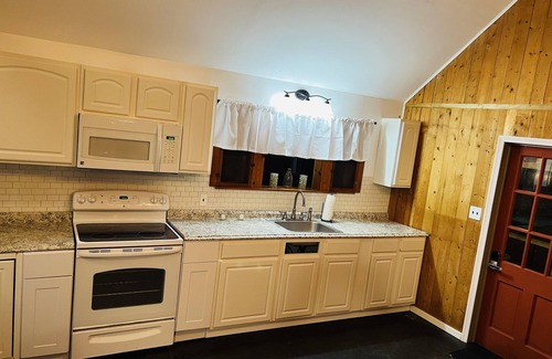 East Stroudsburg Cabina | Casa de Carmen! 3 bedroom Modern Cabin with a view and HOT TUB!