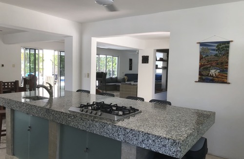 Telchac Puerto Casa | Casa De Cocos: una casa privada frente a la playa con aire acondicionado y Wifi